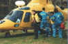 Il bambino trasportato sull'elicottero viene assicurato alla barella